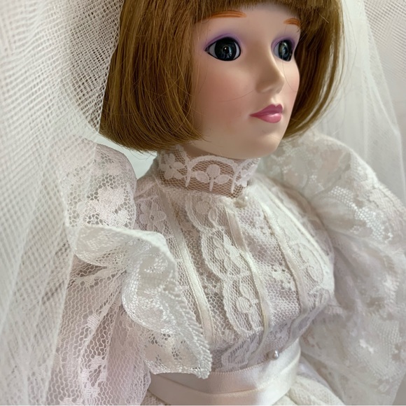 Danbury Mint Porcelain Bride Doll with Stand Gloria Vanderbilt - Picture 4 of 16